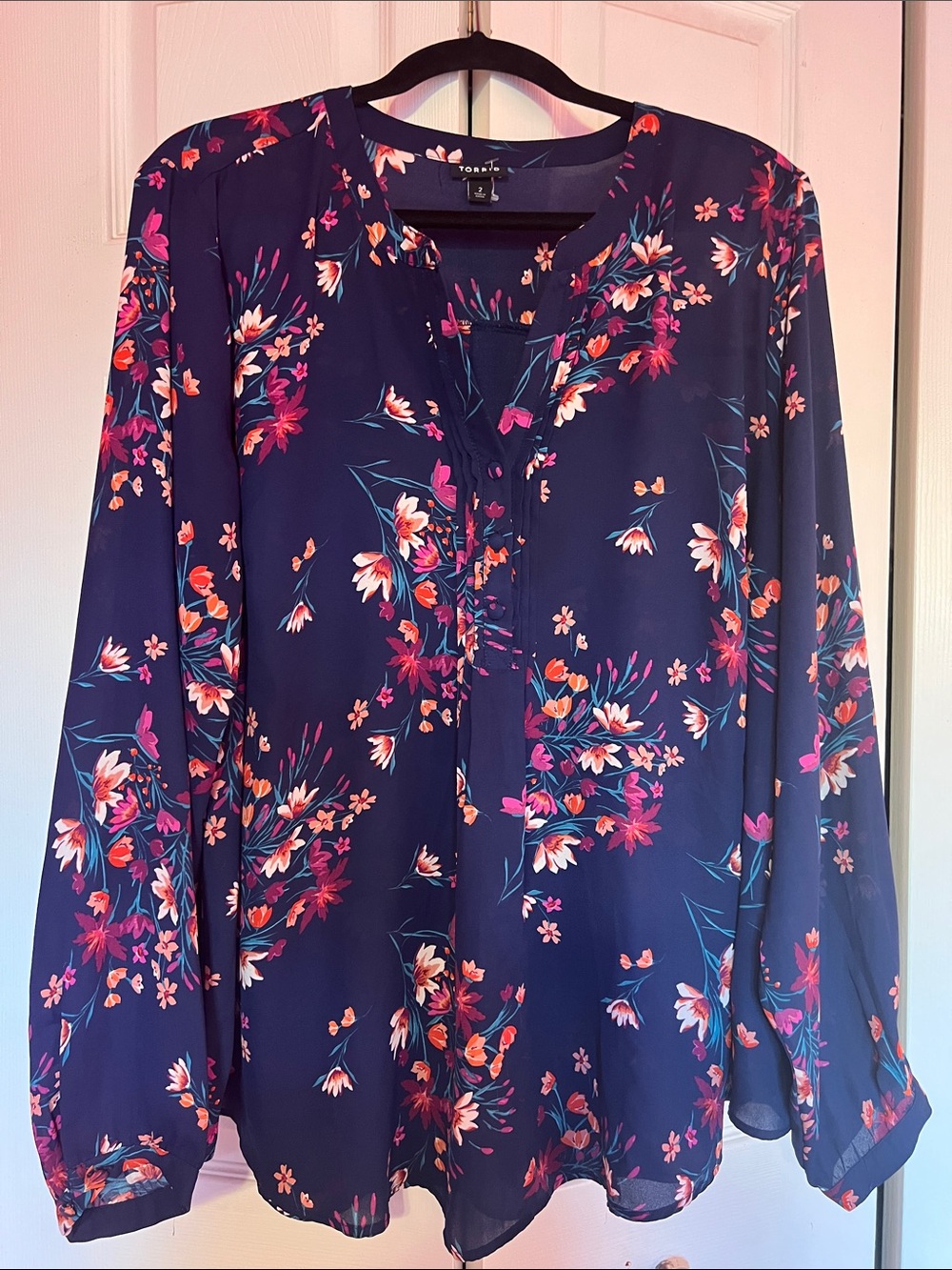 torrid Navy Floral V-Neck Long Sleeve Blouse Size 2
Pit to Pit 27